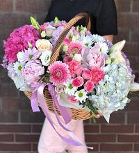 Цветочная композиция из Розы, Хризантемы, Пионы и Лизиантусы в корзине в Лешуконском